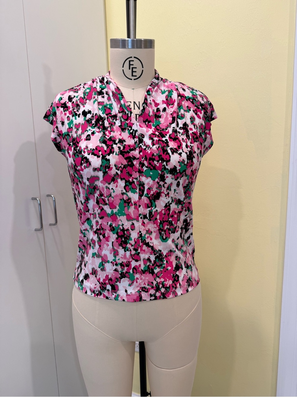KASPER Floral Print Cap-Sleeve Blouse in Pink and Green